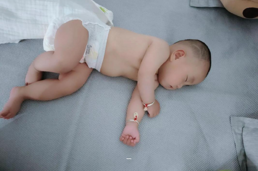 改则宝宝老打喷嚏怎么办